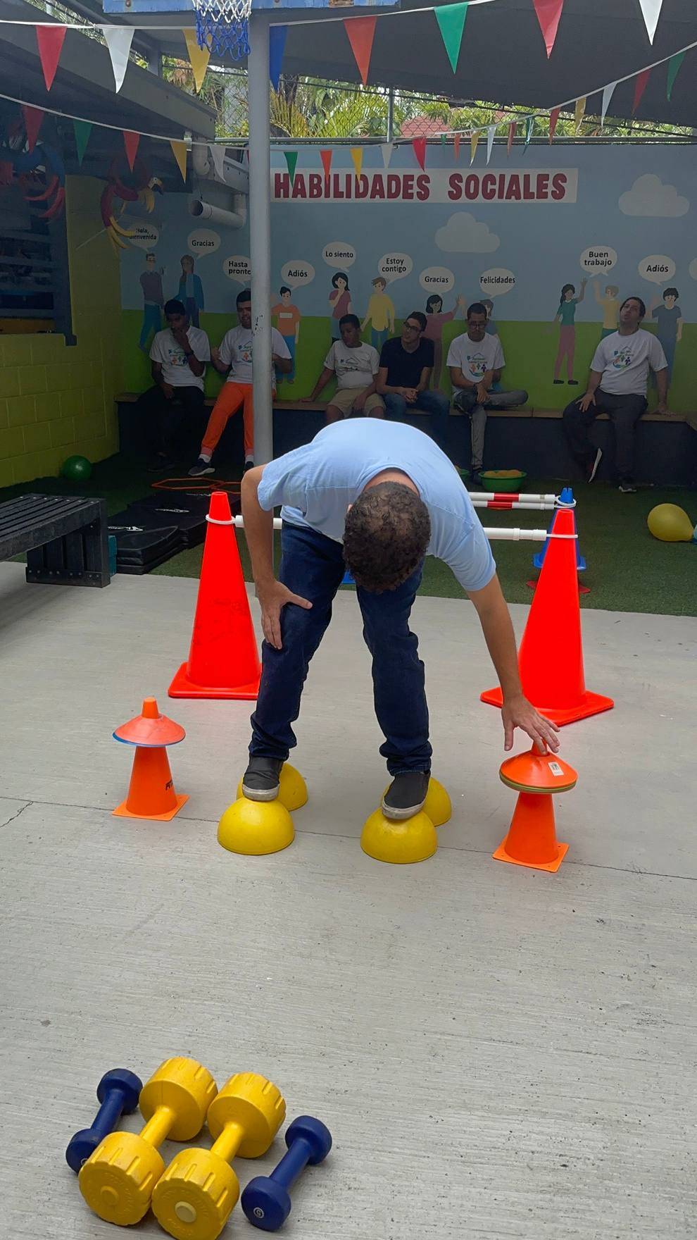 Participante de ACEC realiza un circuito de equilibrio en habilidades físicas